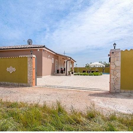 Villa Zafirah Pula Exterior photo