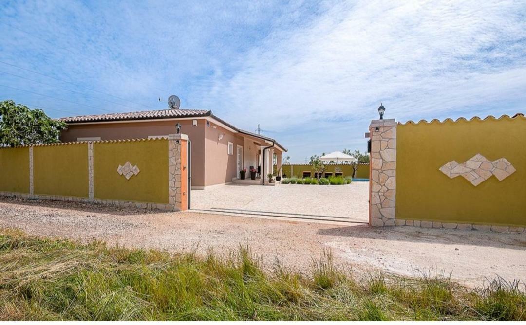 Villa Zafirah Pula Exterior photo