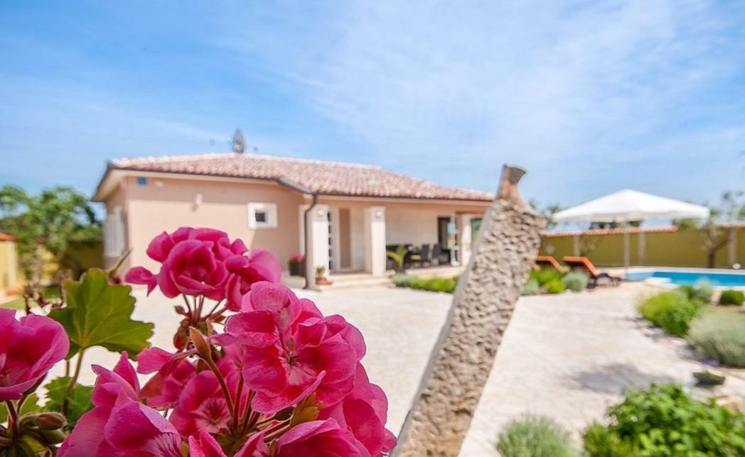 Villa Zafirah Pula Exterior photo